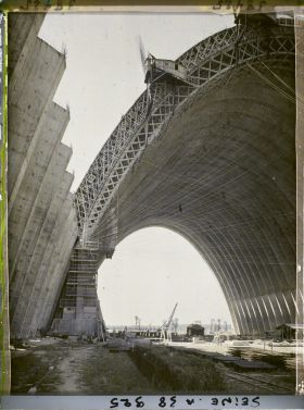 Image représentant Vue de l'intérieur d'un des hangars à dirigeables en construction.