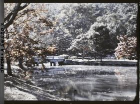 Image représentant Parc Ritsurin-koen (ou Kuribayashi-koen) : pont enjambant l'extrémité du Fuyosho