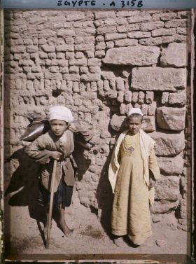 Image représentant Deux enfants dans une rue de la ville
