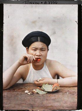 Image représentant Une jeune fille à la bouche rougie par le chiquage du bétel