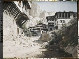 Image représentant Rue de terre battue bordée de maisons en étages