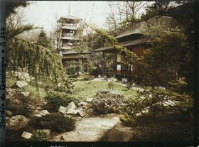 Image représentant Étroit chemin menant à la maison ouest du " village japonais ", puis au jardin anglais