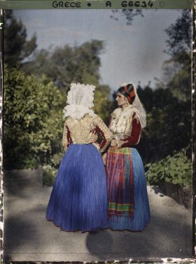 Image représentant Deux femmes Corfiotes en costume