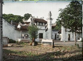 Image représentant Une vue d'ensemble prise de l'extérieur du temple dans le village de Vinh-thuy