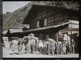 Image représentant Groupe d'enfants devant la maison d'un marchand de charbon et de bardeaux