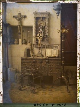 Image représentant France, Noyon, Cathédrale le Trésor : Clochette du VIIe S. Evangeliaire du IXe S. Chandelier Pascal du XIIe Brasero et armoire du XIIe