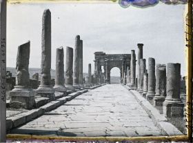 Image représentant Algérie, Timgad, Decumanus Maximus vers Arc de Trajan