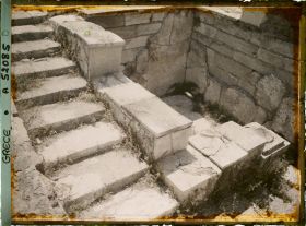 Image représentant Une installation sanitaire ("bain") du Megarons (appartements) de la Reine, dans l'aile orientale du Palais