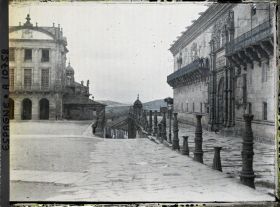 Image représentant Espagne, Santiago de Compostela, L'Hopital (XVe Se) et la Colonnade de granite en avant