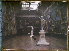 Image représentant Les deux sculptures de Diane par Jean Falguière, dans la grande salle de peintures du musée des Augustins