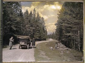 Image représentant Le photographe norvégien Anders Beer Wilse réglant son appareil