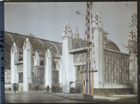 Image représentant L'Exposition des arts décoratifs, Porte d'honneur, entre Grand et Petit Palais