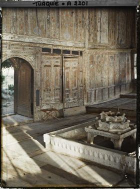 Image représentant Panneaux de bois peint du " kiosque de Koprülu " sur la rive du Bosphore