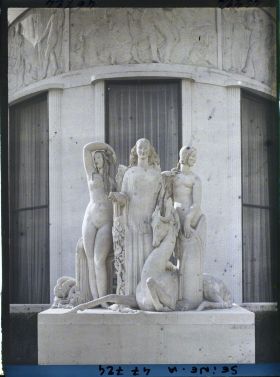 Image représentant L'exposition des arts décoratifs, groupe sculpté devant le pavillon Ruhlmann, Hommage à Jean Goujon, d'Alfred Auguste Janniot