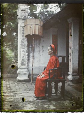 Image représentant Une femme participant aux rituels du Làm-chay