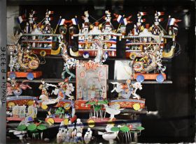 Image représentant Un détail d'étalage de jouets en fer blanc peint, vendus à l'époque de la fête des enfants (fête de la mi-automne)