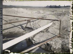 Image représentant Canada, Foot Hills Turner Valley, Puits Royalite 4, pipe line à la sortie du puits et tuyaux du gaz naturel
