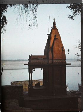 Image représentant Petit temple shivaïte au bord du Gange