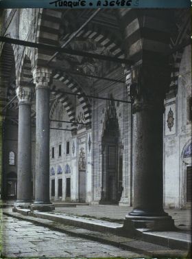 Image représentant Selimiye Camii (Grande Mosquée) : le portique intérieur et le portail d'entrée de la mosquée elle-même