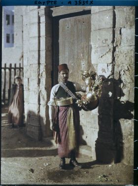 Image représentant Marchand ambulant de boisson chaude, portant un  null fez