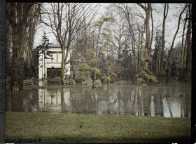 Image représentant La grande pelouse inondée près du laboratoire cinéma