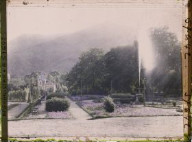 Image représentant Dans le Jardin public (Bâgh-e omumi), allées et parterres de fleurs