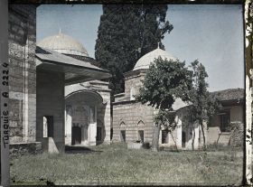 Image représentant Cimetière de la Muradiye Camii (mosquée de Murat II), abritant onze mausolées de la famille impériale ottomane