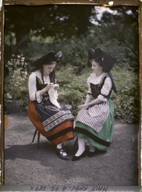 Image représentant Mlles Hélène et Denise Lauth (Hélène avec jupe rouge catholique, Denise avec jupe verte protestante)