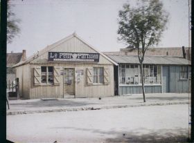 Image représentant France, Béthune, Maisons en bois et tôle rue de Lens