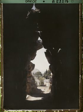 Image représentant Sous la galerie couverte desservant les casemates du bastion sud de la citadelle. Au fond, le rocher de Nauplie