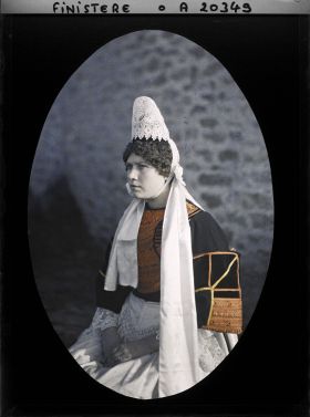 Image représentant Madame Lisette Tual en costume de mariée