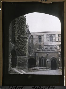 Image représentant Cour du cloître de Christ Church