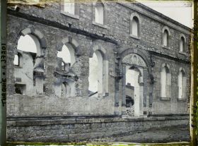 Image représentant Façade de l'église grecque en partie détruite