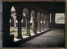 Image représentant France, St-Bertrand-de-Comminges, Cloître de la Cathédrale, Chapiteaux et Colonnes (Partie Ouest)