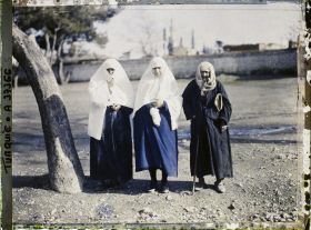 Image représentant Trois femmes (turques), l'une blessée à la main