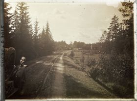 Image représentant Voiture de location des voyageurs à l'entrée d'un village, sur une route entre Gävle et Falun