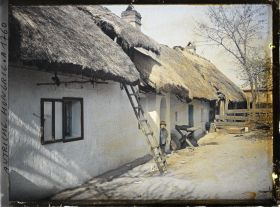 Image représentant Autriche Hongrie, Environs Lundenbourg, Environs de Lundenbourg : 2 vieilles maisons rurales couvertes de chaume