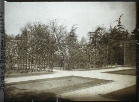 Image représentant Partie du jardin français proche du verger-roseraie, vue en direction de la serre
