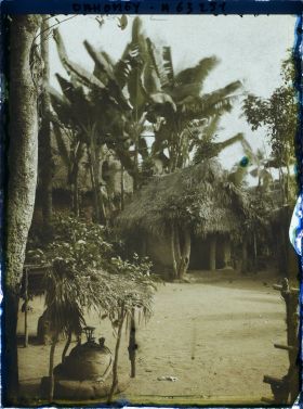 Image représentant Fétiches et case de fétiche (?) sur la place du village