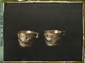 Image représentant Deux gobelets en or sculpté (scènes de chasse au taureau) provenant de Vaphio (Laconie)