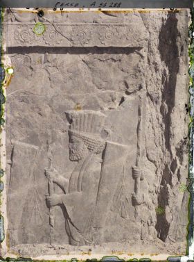 Image représentant Le Tatchara (palais de Darius 1er), bas-relief représentant des gardes perses