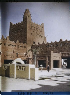 Image représentant L'Exposition Coloniale Internationale de 1931, la cour du palais de l'A.O.F. et la Fontaine des lions vue de dos
