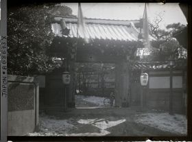 Image représentant Funérailles de l'Empereur Taisho-Tenno (Yoshihito) : décor mortuaire d'une petite porte