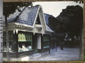 Image représentant L'Exposition des arts décoratifs, le Village français sous la direction de Charles Genuys, Pharmacie-dispensaire