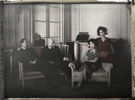Image représentant Albert Kahn avec le prince Naruhisa et la princesse Fusako Kitashirakawa dans le grand salon de sa villa. A droite, Elisabeth Sauvy, dame d'honneur et amie de la princesse