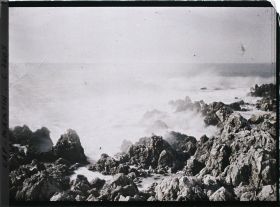 Image représentant Vagues se brisant sur les rochers, vus non loin de la villa Kahn, légèrement vers l'ouest