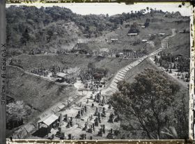 Image représentant Le cimetière (peut-être celui du quartier Kagoshimasômuta) près de la colline Shiroyama