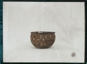 Image représentant Musée archéologique - Vase rond très ouvert, orné de motifs floraux peints provenant de Cnossos