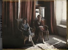 Image représentant Mesdames Berthelot et Kamerer à l'ambassade de France