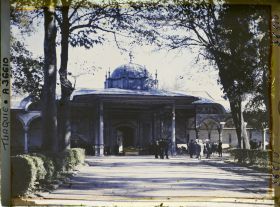 Image représentant Topkapi Sarayi - Bab-üs-Saadet ("Porte de la Félicité") le jour de l'investiture du Calife